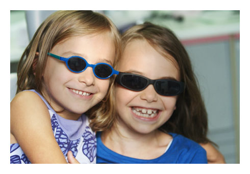 lachende Kinder mit Sonnenbrillen und Zahnlcken