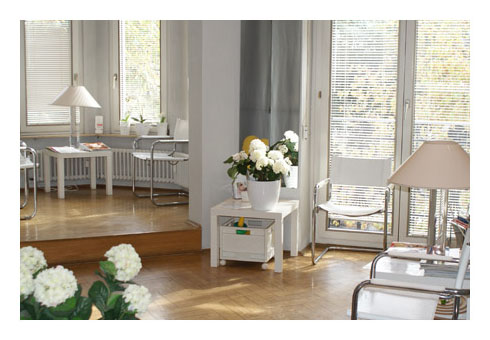 Blick in das freundliche Ambiente des Wartezimmers