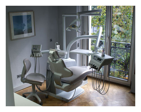 Blick in einen hellen Behandlungsraum