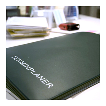 Terminplaner auf einem Schreibtisch